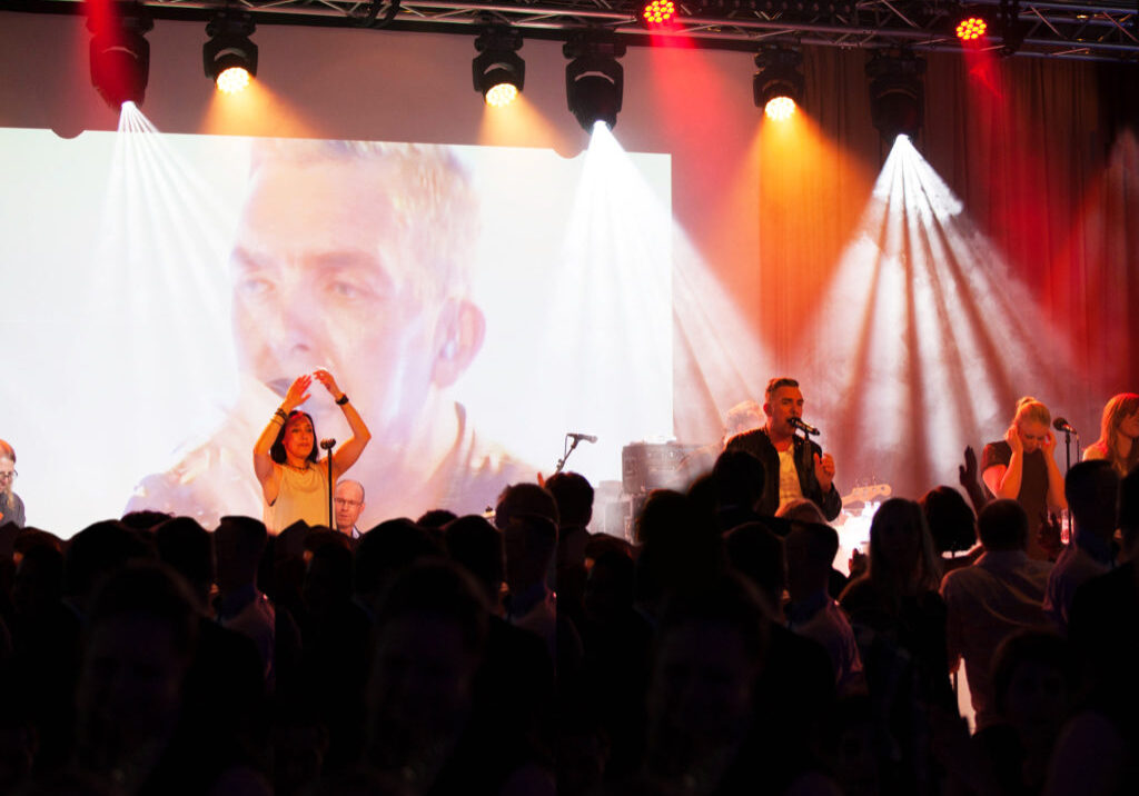 Bilde av Onsdagsbandet på scenen